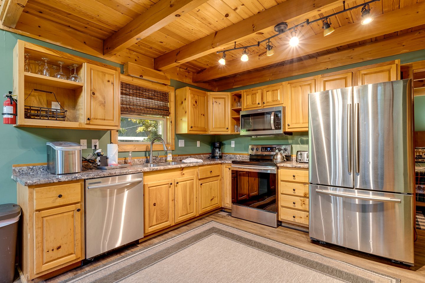 Incredible Mountain Cabin for Family Getaways with Hot Tub and Game Room near Pigeon Forge Parkway, Tennessee
