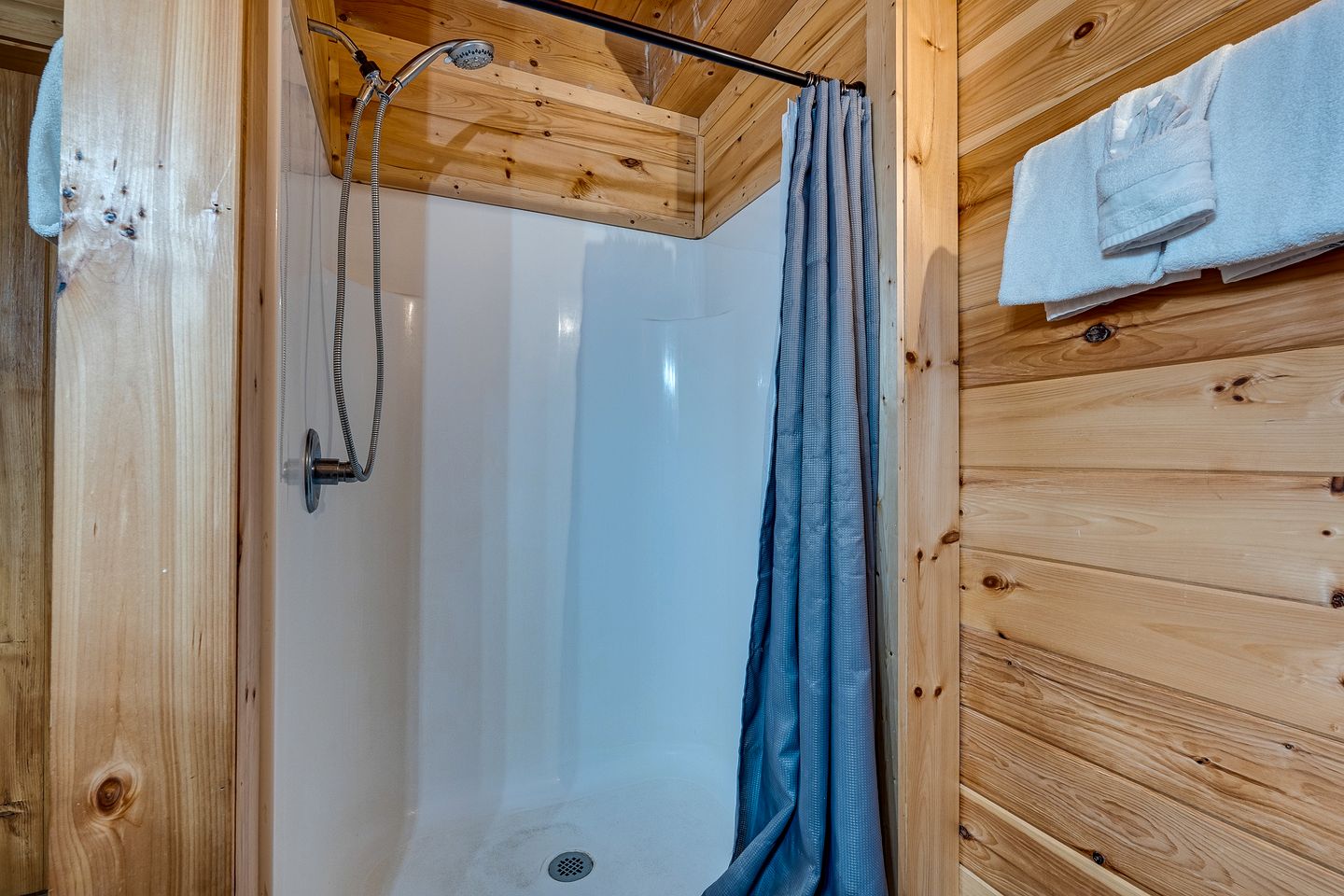 Incredible Mountain Cabin for Family Getaways with Hot Tub and Game Room near Pigeon Forge Parkway, Tennessee