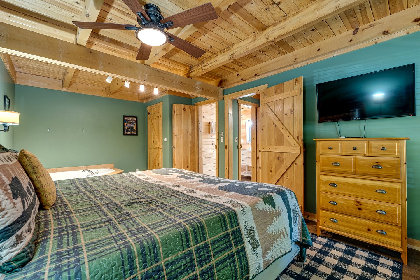 Incredible Mountain Cabin for Family Getaways with Hot Tub and Game Room near Pigeon Forge Parkway, Tennessee