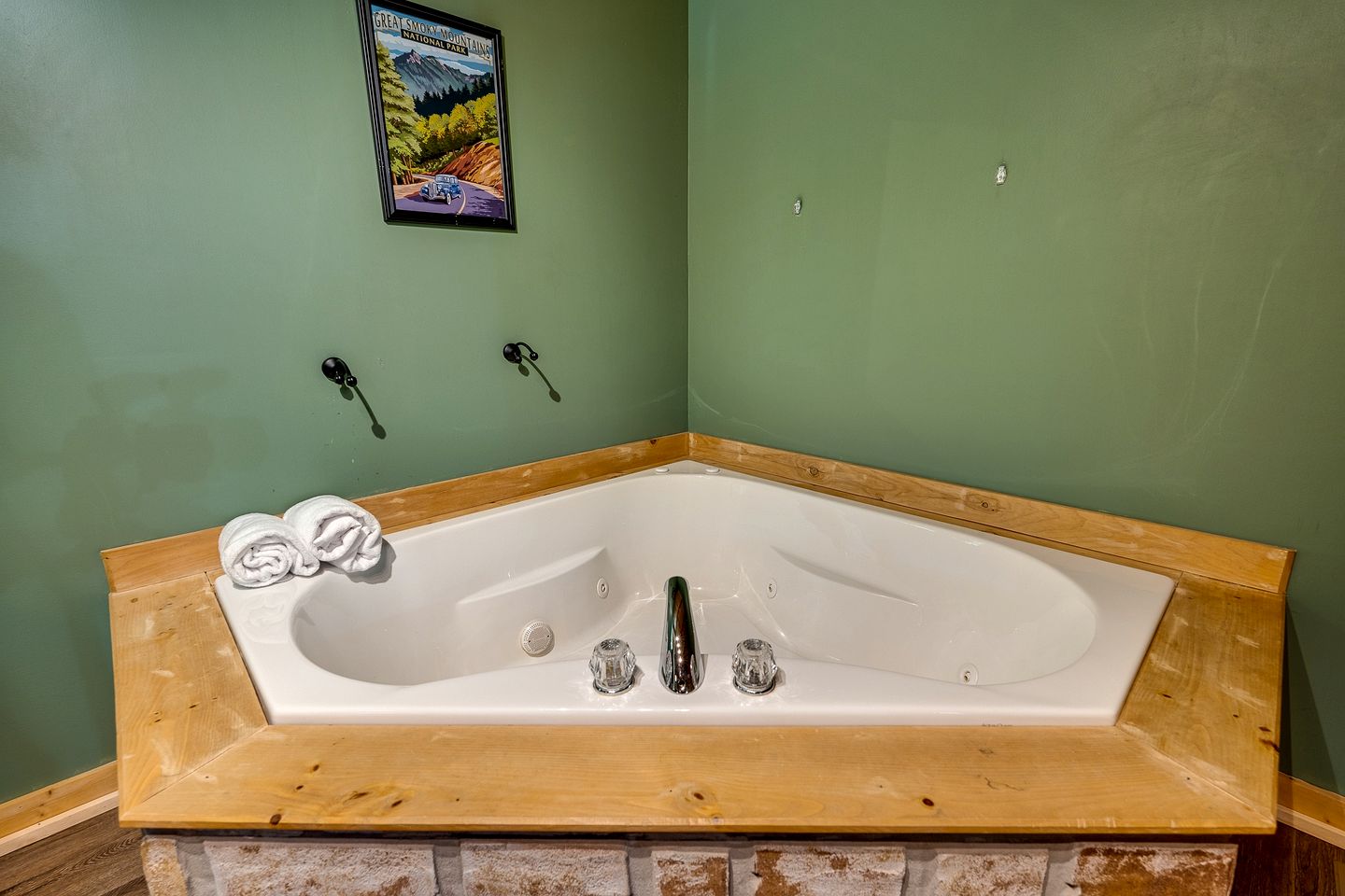 Incredible Mountain Cabin for Family Getaways with Hot Tub and Game Room near Pigeon Forge Parkway, Tennessee