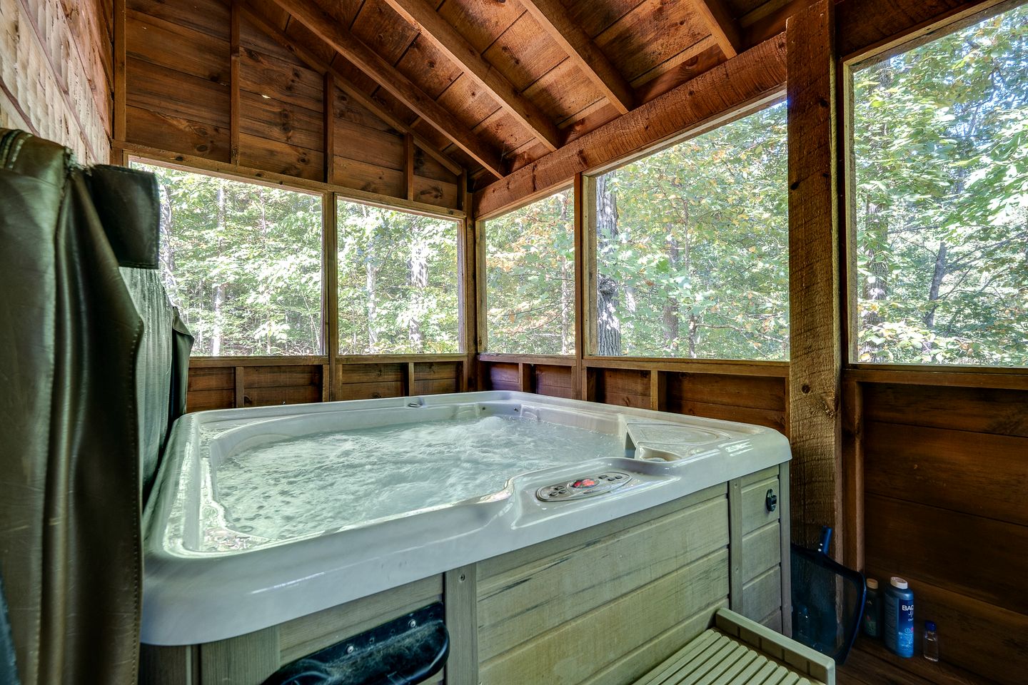 Incredible Mountain Cabin for Family Getaways with Hot Tub and Game Room near Pigeon Forge Parkway, Tennessee