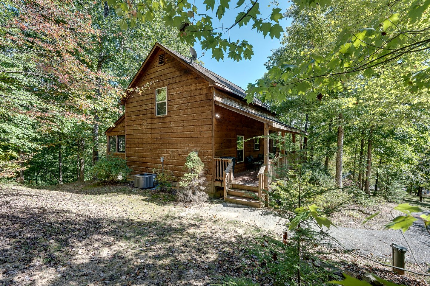 Incredible Mountain Cabin for Family Getaways with Hot Tub and Game Room near Pigeon Forge Parkway, Tennessee