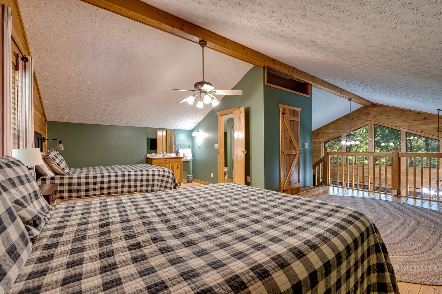 Incredible Mountain Cabin for Family Getaways with Hot Tub and Game Room near Pigeon Forge Parkway, Tennessee