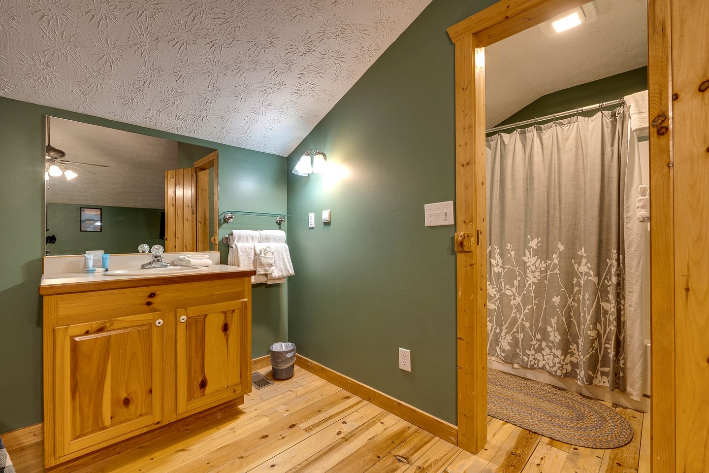 Incredible Mountain Cabin for Family Getaways with Hot Tub and Game Room near Pigeon Forge Parkway, Tennessee