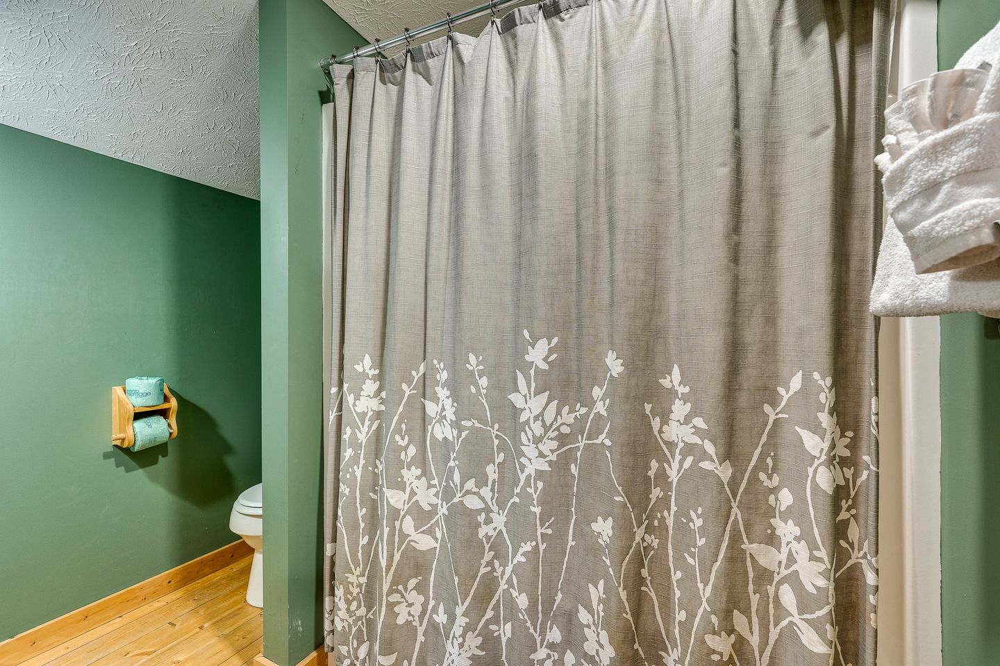 Incredible Mountain Cabin for Family Getaways with Hot Tub and Game Room near Pigeon Forge Parkway, Tennessee