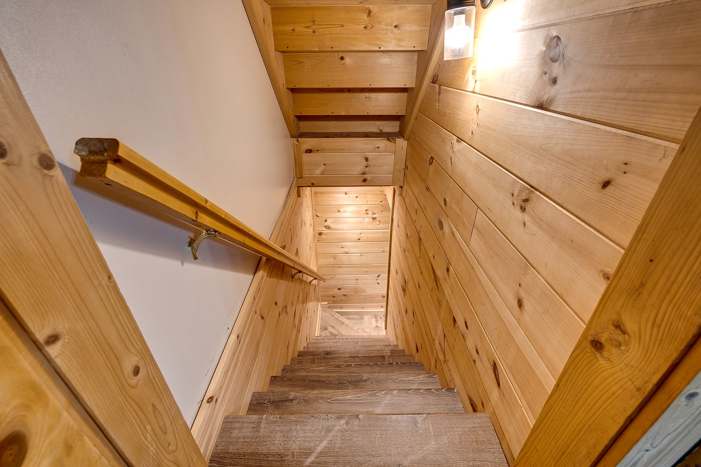 Incredible Mountain Cabin for Family Getaways with Hot Tub and Game Room near Pigeon Forge Parkway, Tennessee