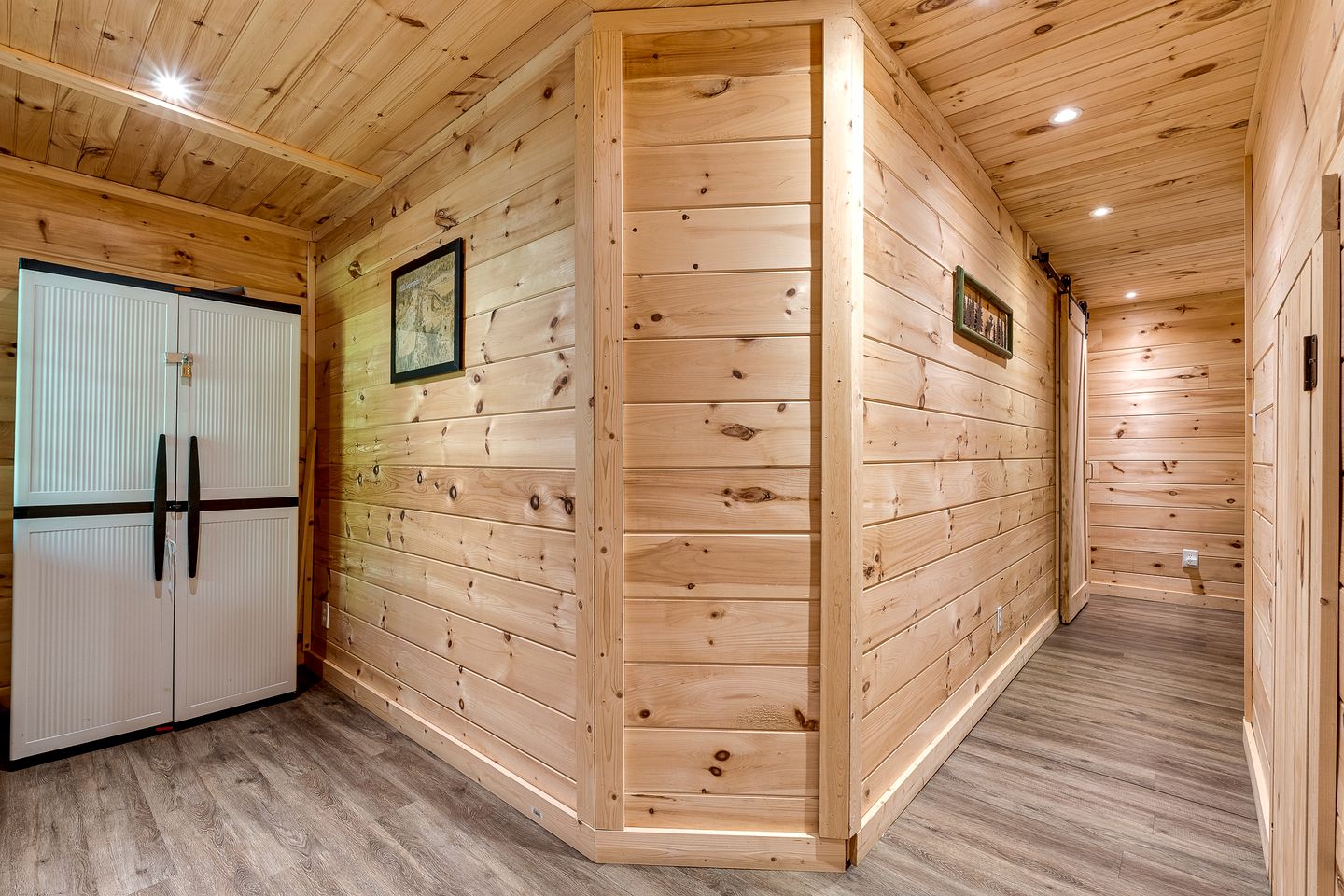 Incredible Mountain Cabin for Family Getaways with Hot Tub and Game Room near Pigeon Forge Parkway, Tennessee