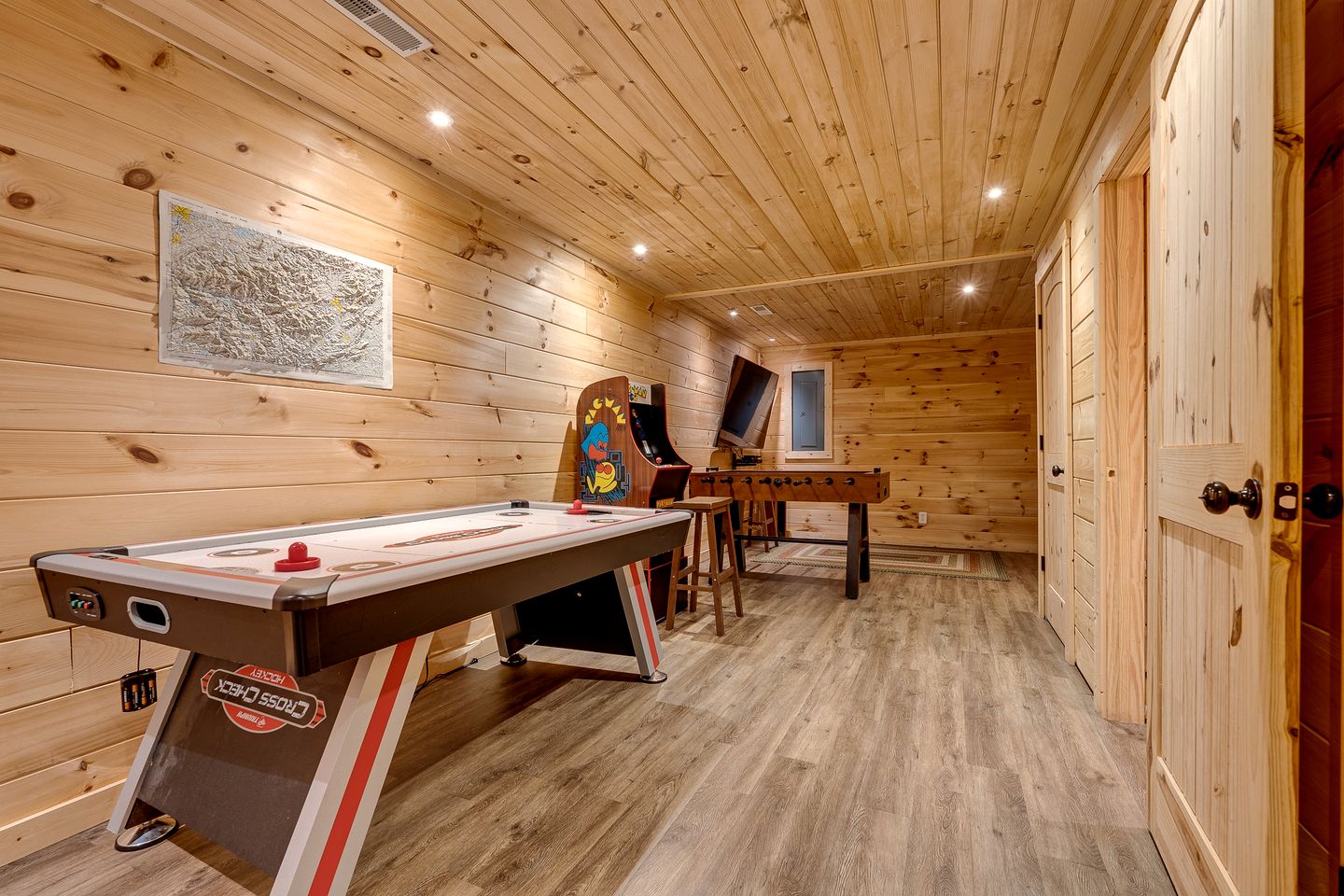 Incredible Mountain Cabin for Family Getaways with Hot Tub and Game Room near Pigeon Forge Parkway, Tennessee