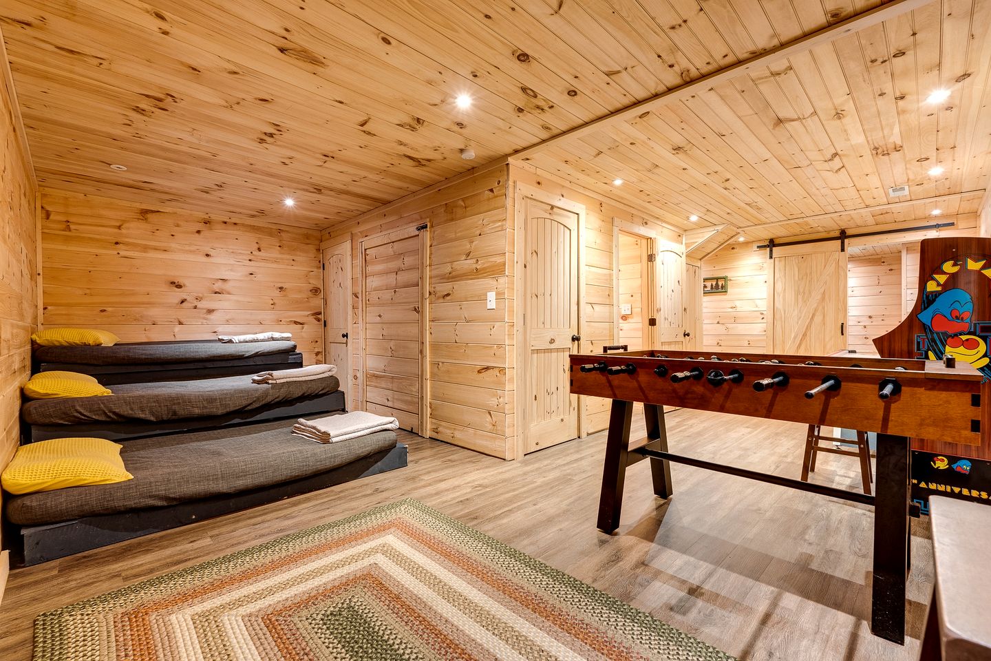 Incredible Mountain Cabin for Family Getaways with Hot Tub and Game Room near Pigeon Forge Parkway, Tennessee