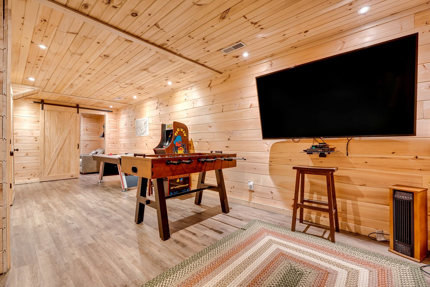 Incredible Mountain Cabin for Family Getaways with Hot Tub and Game Room near Pigeon Forge Parkway, Tennessee