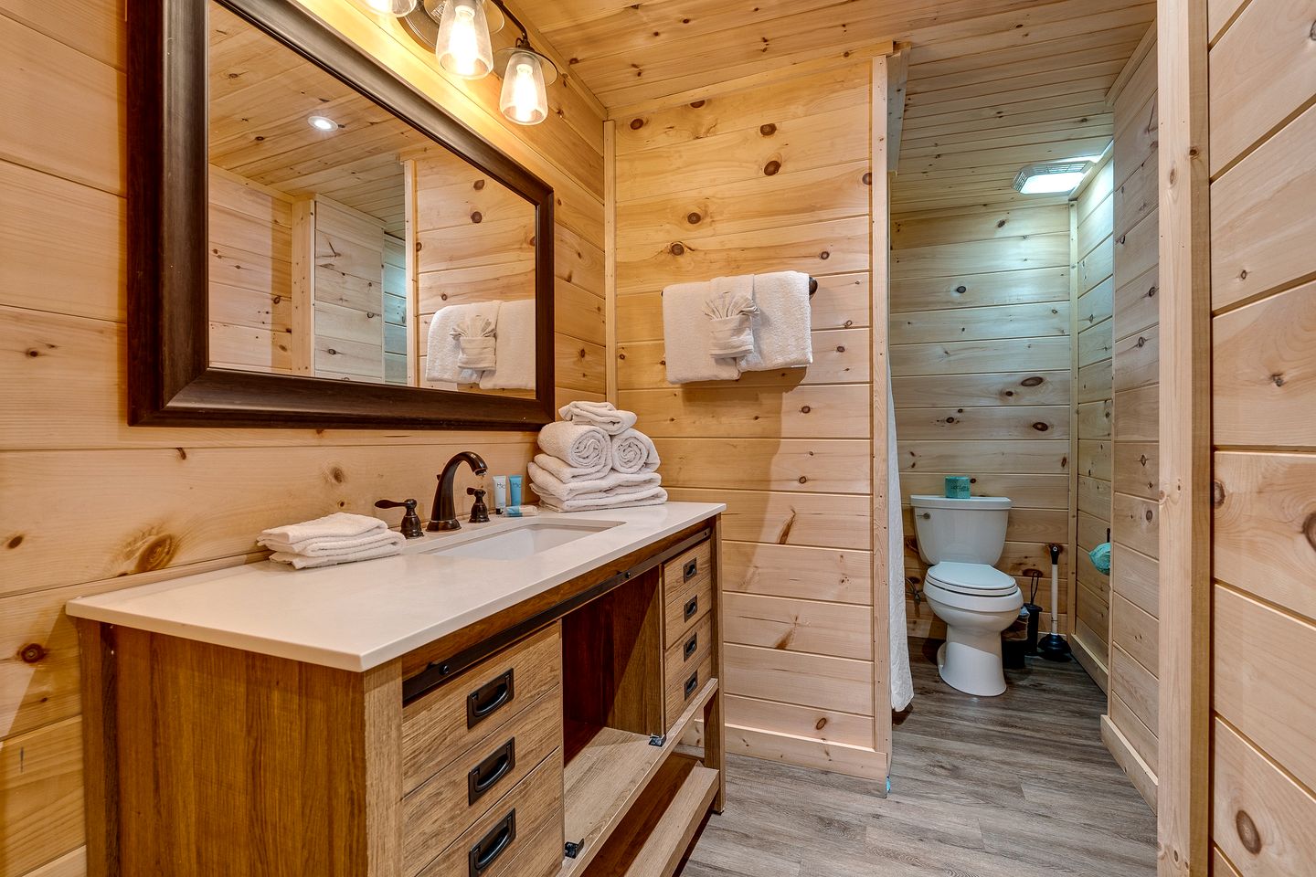 Incredible Mountain Cabin for Family Getaways with Hot Tub and Game Room near Pigeon Forge Parkway, Tennessee