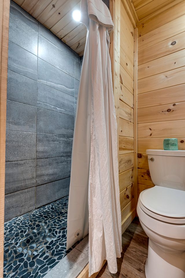 Incredible Mountain Cabin for Family Getaways with Hot Tub and Game Room near Pigeon Forge Parkway, Tennessee