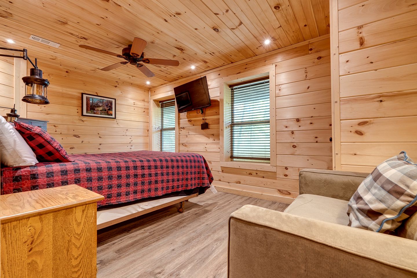 Incredible Mountain Cabin for Family Getaways with Hot Tub and Game Room near Pigeon Forge Parkway, Tennessee