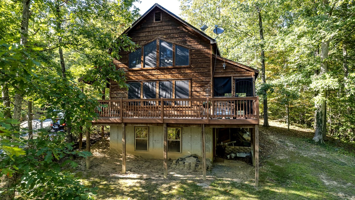 Incredible Mountain Cabin for Family Getaways with Hot Tub and Game Room near Pigeon Forge Parkway, Tennessee