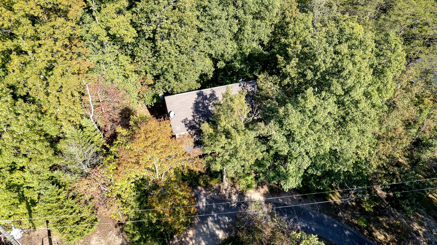 Incredible Mountain Cabin for Family Getaways with Hot Tub and Game Room near Pigeon Forge Parkway, Tennessee