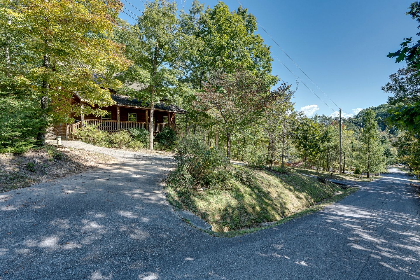 Incredible Mountain Cabin for Family Getaways with Hot Tub and Game Room near Pigeon Forge Parkway, Tennessee