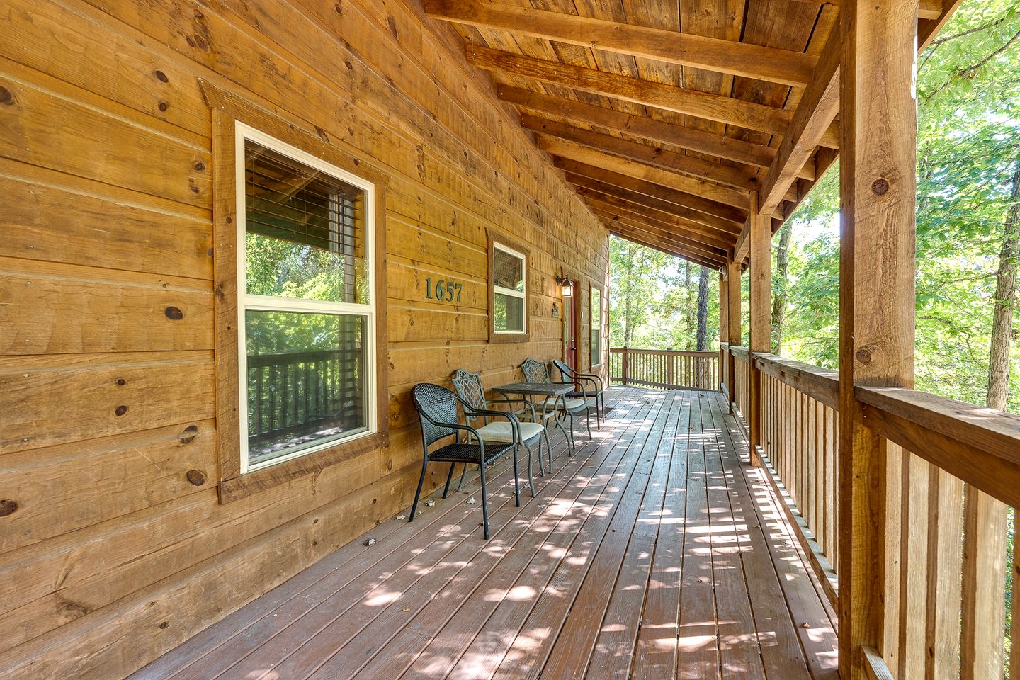 Incredible Mountain Cabin for Family Getaways with Hot Tub and Game Room near Pigeon Forge Parkway, Tennessee