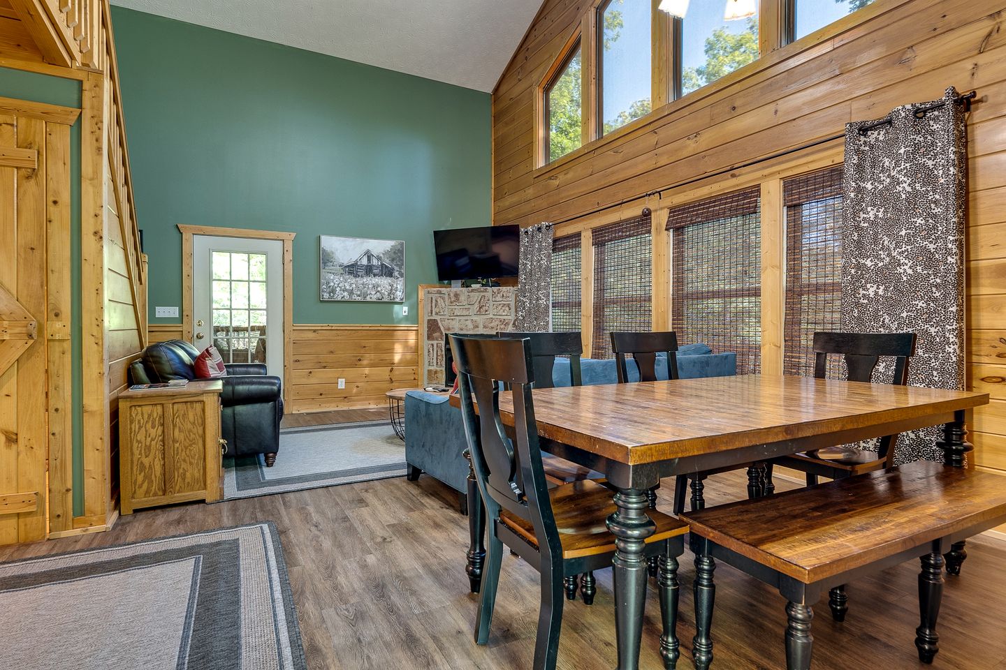 Incredible Mountain Cabin for Family Getaways with Hot Tub and Game Room near Pigeon Forge Parkway, Tennessee
