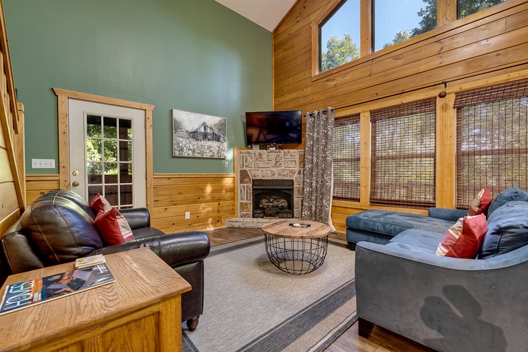 Incredible Mountain Cabin for Family Getaways with Hot Tub and Game Room near Pigeon Forge Parkway, Tennessee