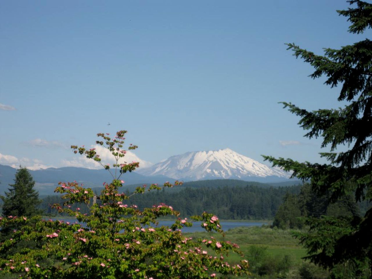 Lodge with a Balcony in Castle Rock, Washington