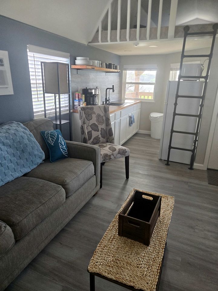 Cozy Lakefront Cabin with Private Beach Access Near Little Elm Beach, Little Elm TX