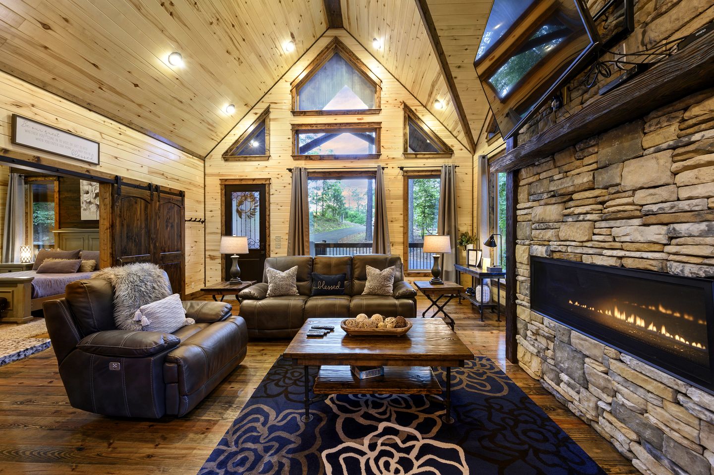 Luxury Couples Cabin with Private Hot Tub & Fireplace in Hochatown