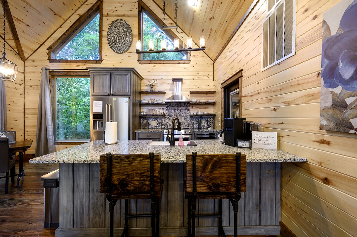 Luxury Couples Cabin with Private Hot Tub & Fireplace in Hochatown