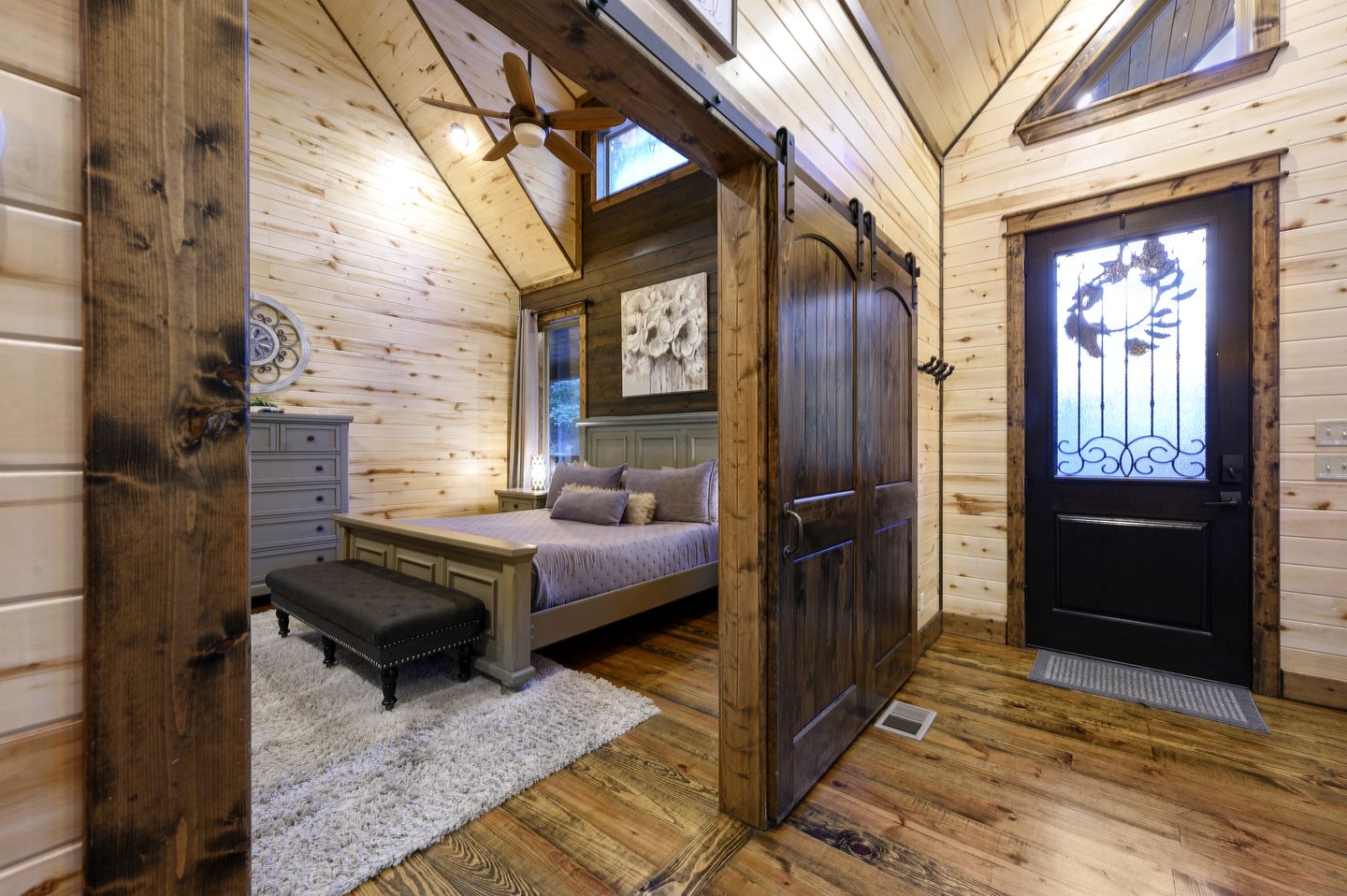 Luxury Couples Cabin with Private Hot Tub & Fireplace in Hochatown