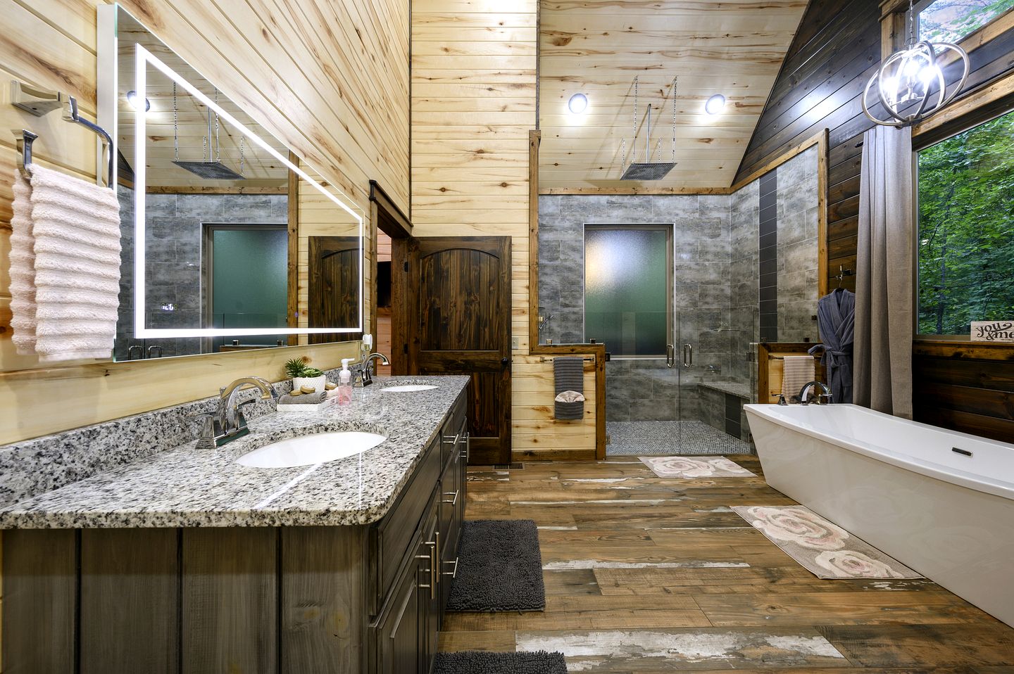 Luxury Couples Cabin with Private Hot Tub & Fireplace in Hochatown