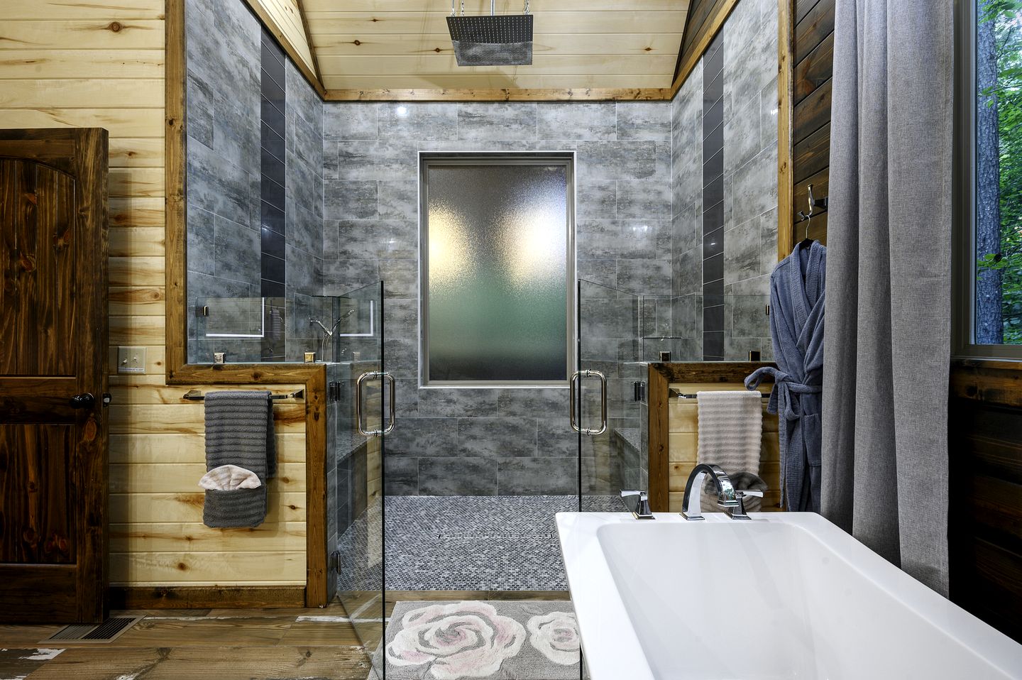 Luxury Couples Cabin with Private Hot Tub & Fireplace in Hochatown