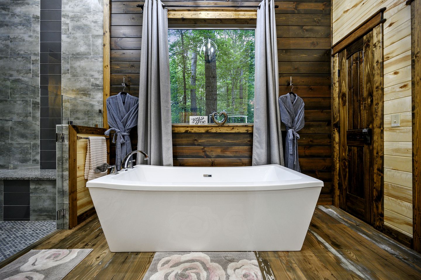 Luxury Couples Cabin with Private Hot Tub & Fireplace in Hochatown