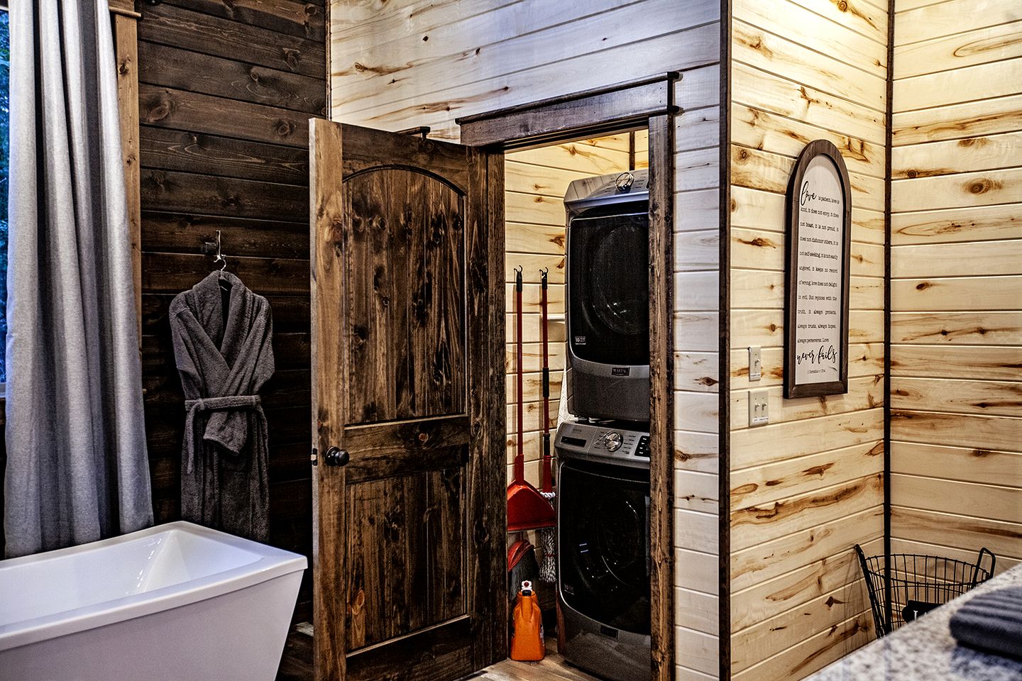 Luxury Couples Cabin with Private Hot Tub & Fireplace in Hochatown