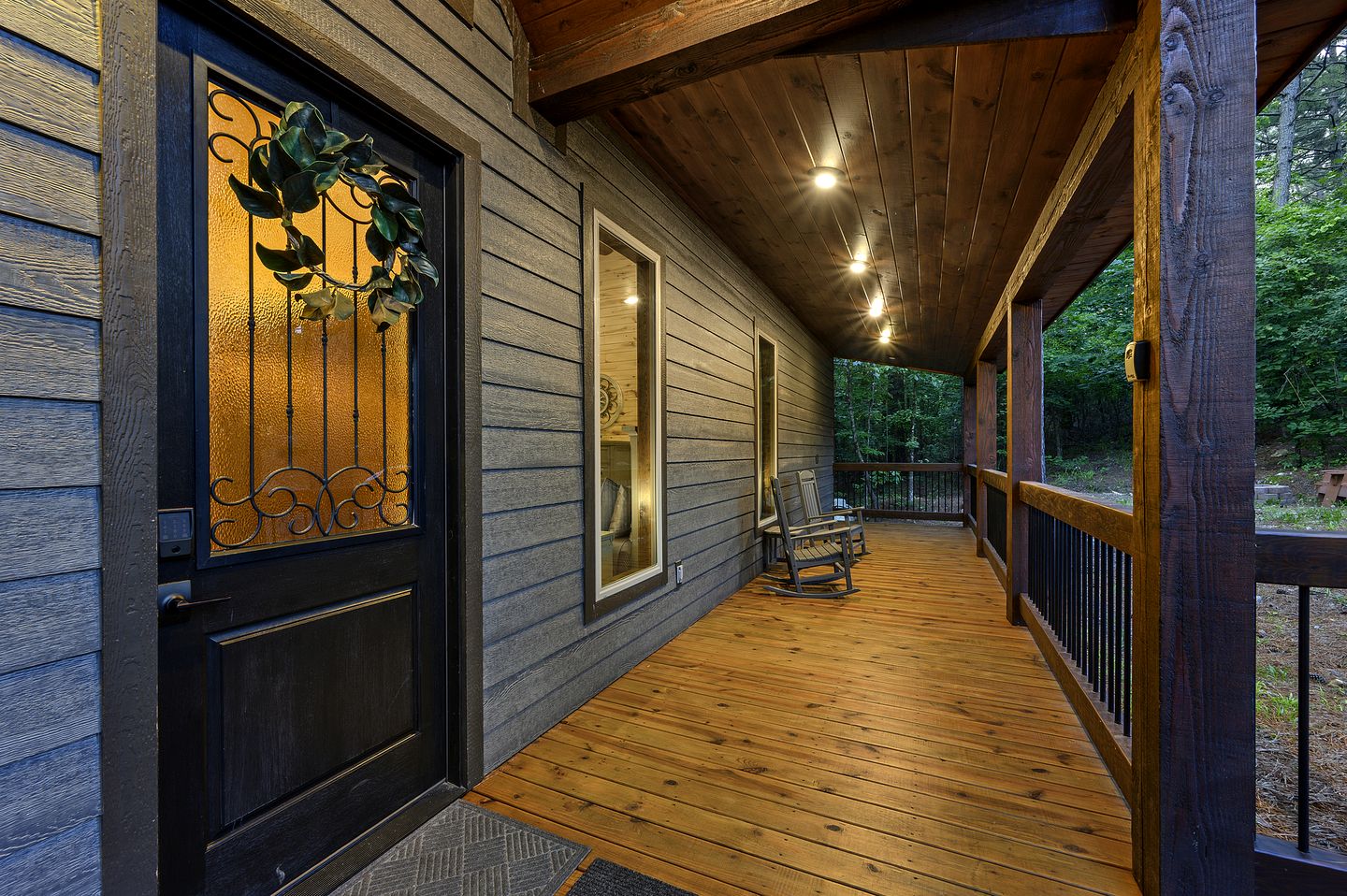 Luxury Couples Cabin with Private Hot Tub & Fireplace in Hochatown