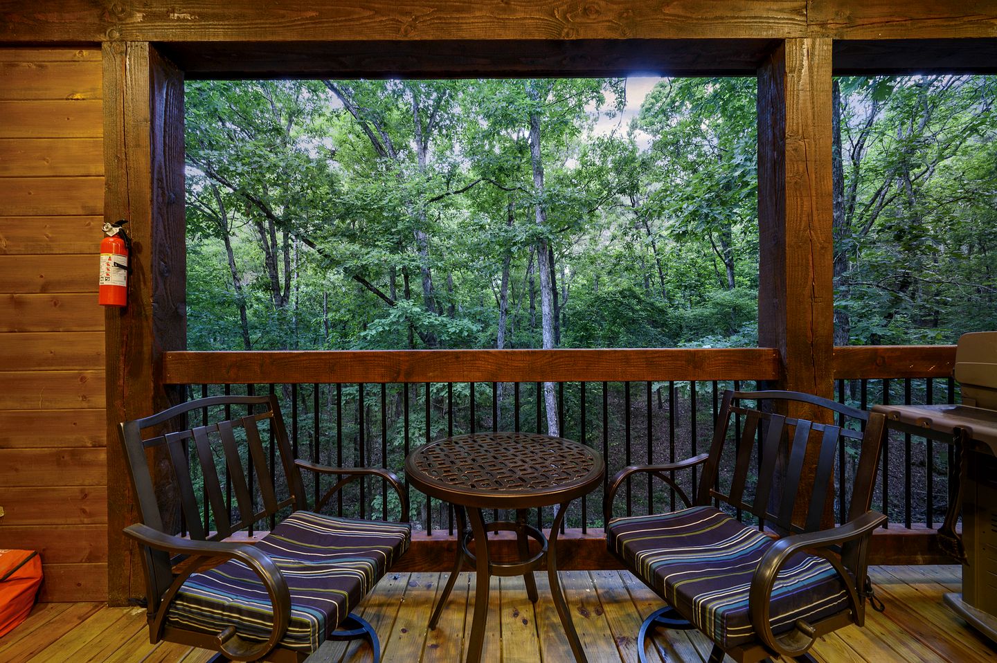 Luxury Couples Cabin with Private Hot Tub & Fireplace in Hochatown