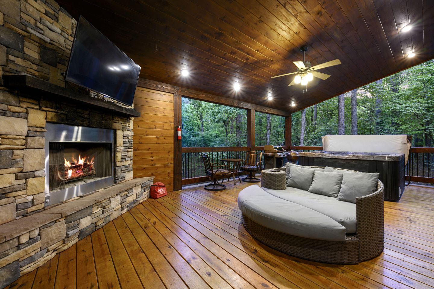 Luxury Couples Cabin with Private Hot Tub & Fireplace in Hochatown