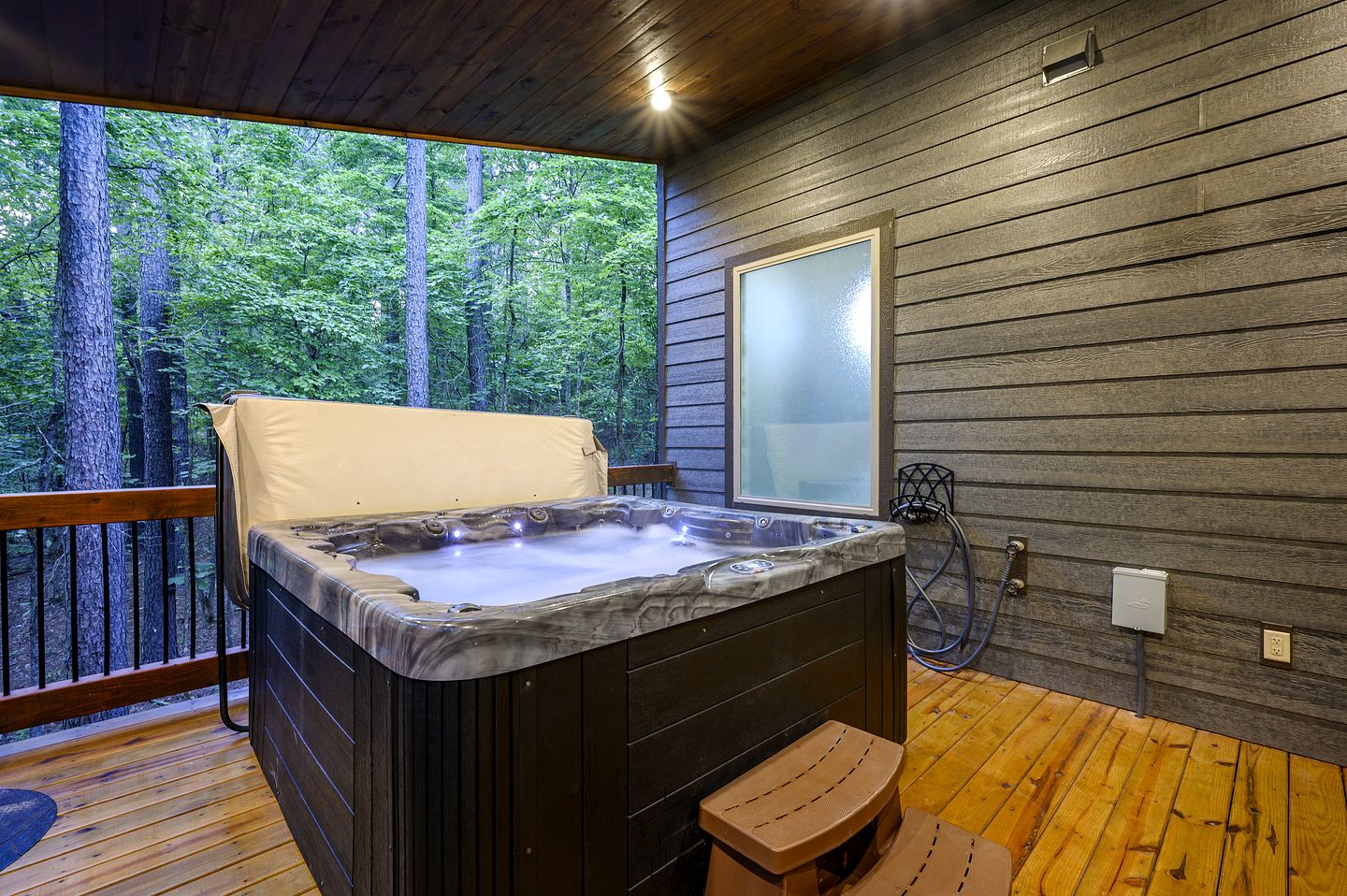 Luxury Couples Cabin with Private Hot Tub & Fireplace in Hochatown