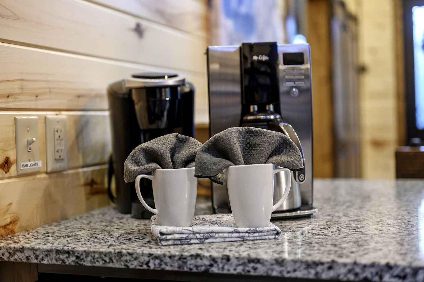 Luxury Couples Cabin with Private Hot Tub & Fireplace in Hochatown