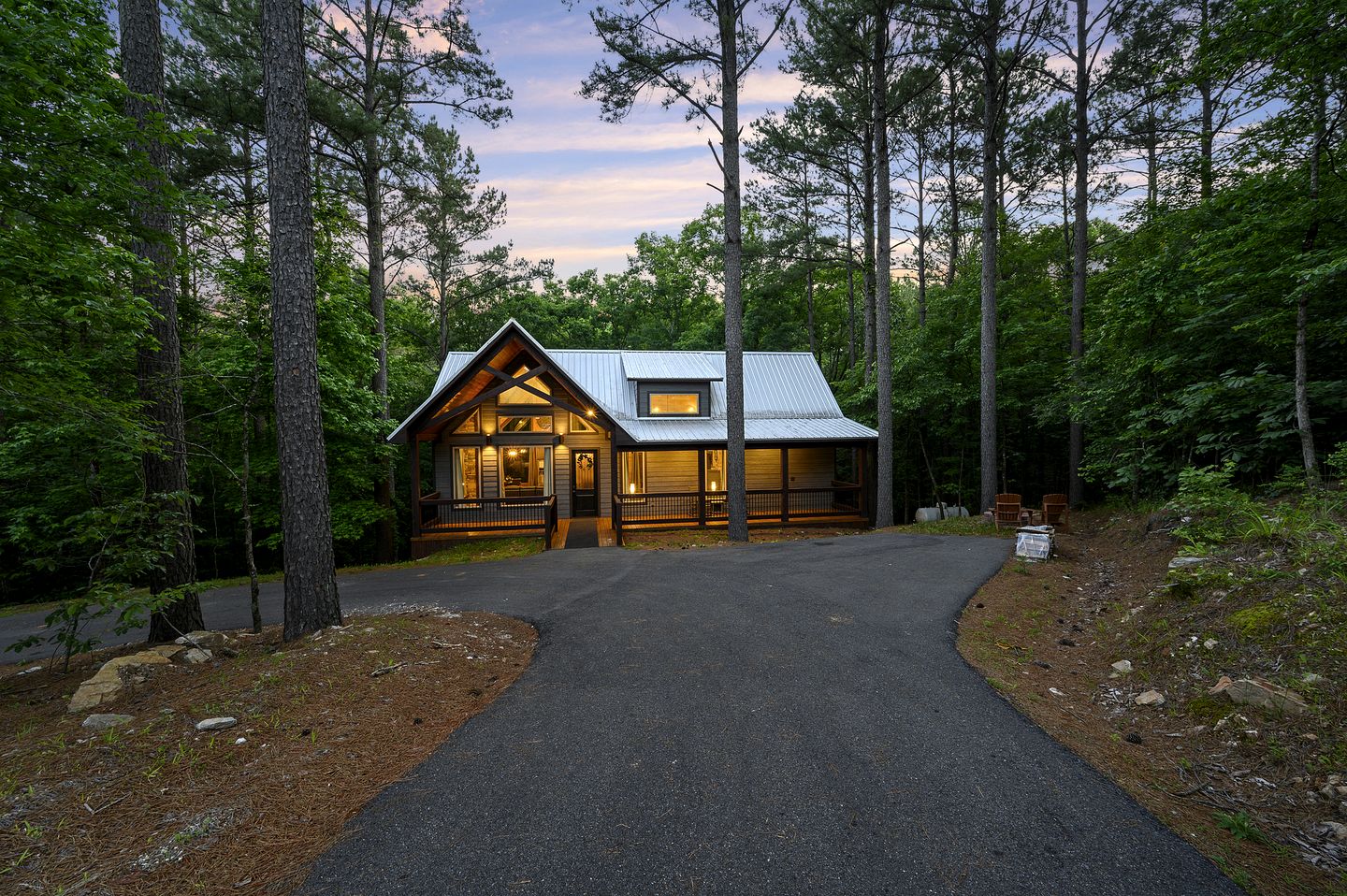Luxury Couples Cabin with Private Hot Tub & Fireplace in Hochatown