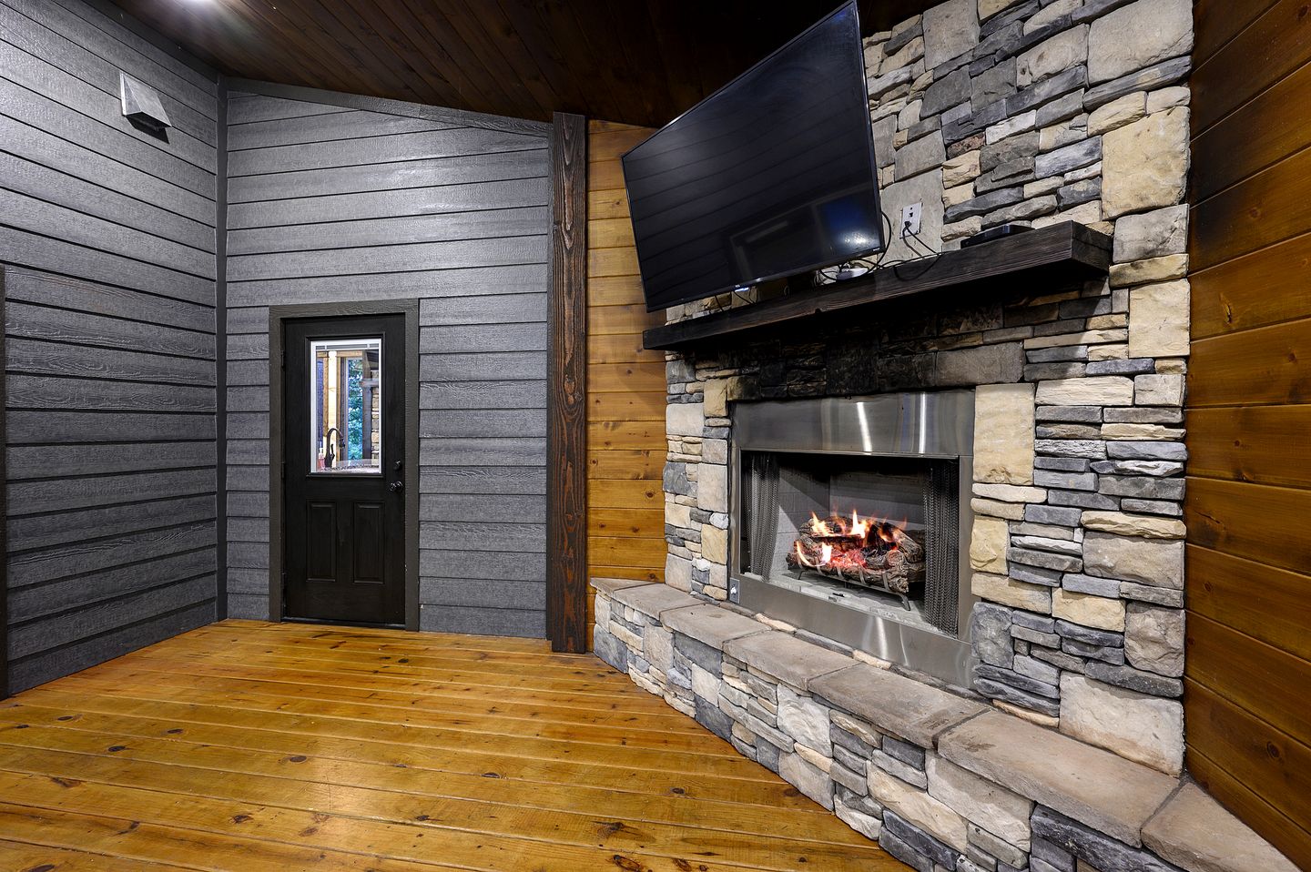 Luxury Couples Cabin with Private Hot Tub & Fireplace in Hochatown