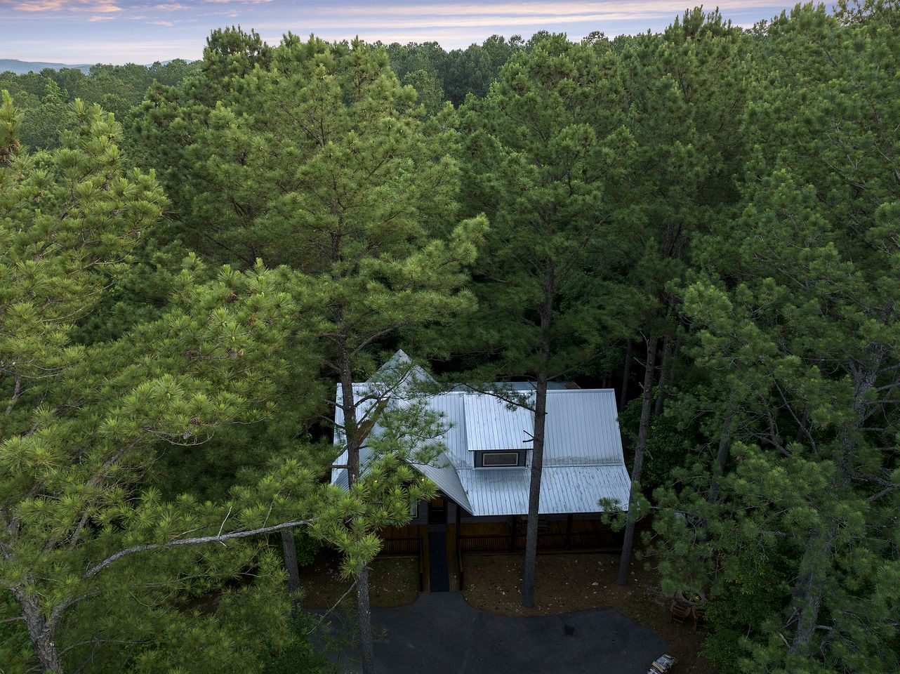 Luxury Couples Cabin with Private Hot Tub & Fireplace in Hochatown