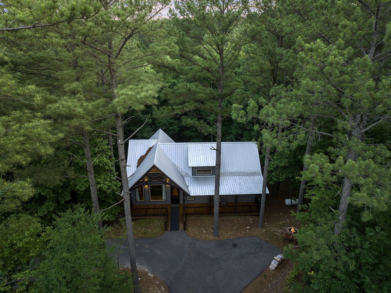 Luxury Couples Cabin with Private Hot Tub & Fireplace in Hochatown