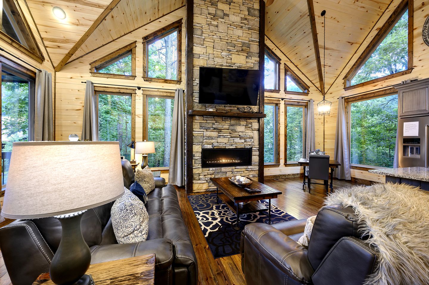 Luxury Couples Cabin with Private Hot Tub & Fireplace in Hochatown