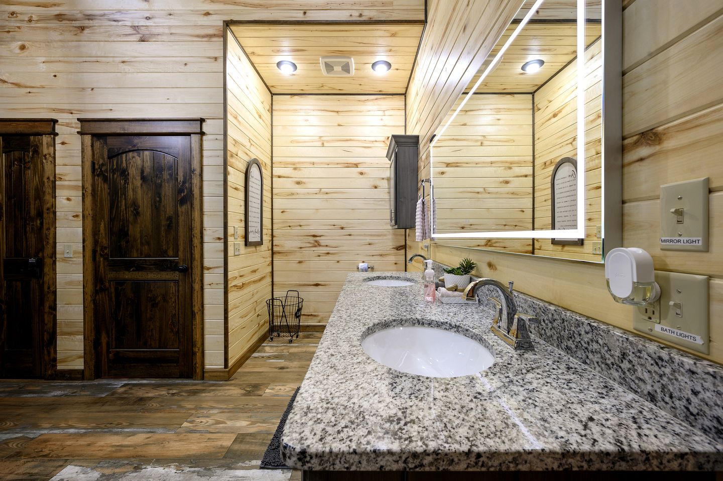 Luxury Couples Cabin with Private Hot Tub & Fireplace in Hochatown