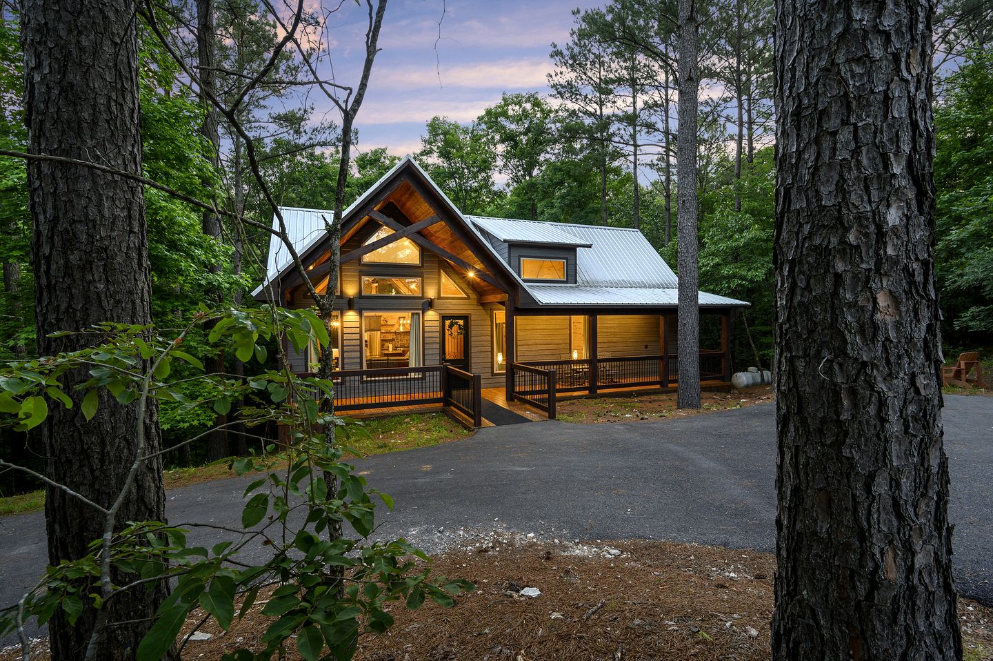 Luxury Couples Cabin with Private Hot Tub & Fireplace in Hochatown