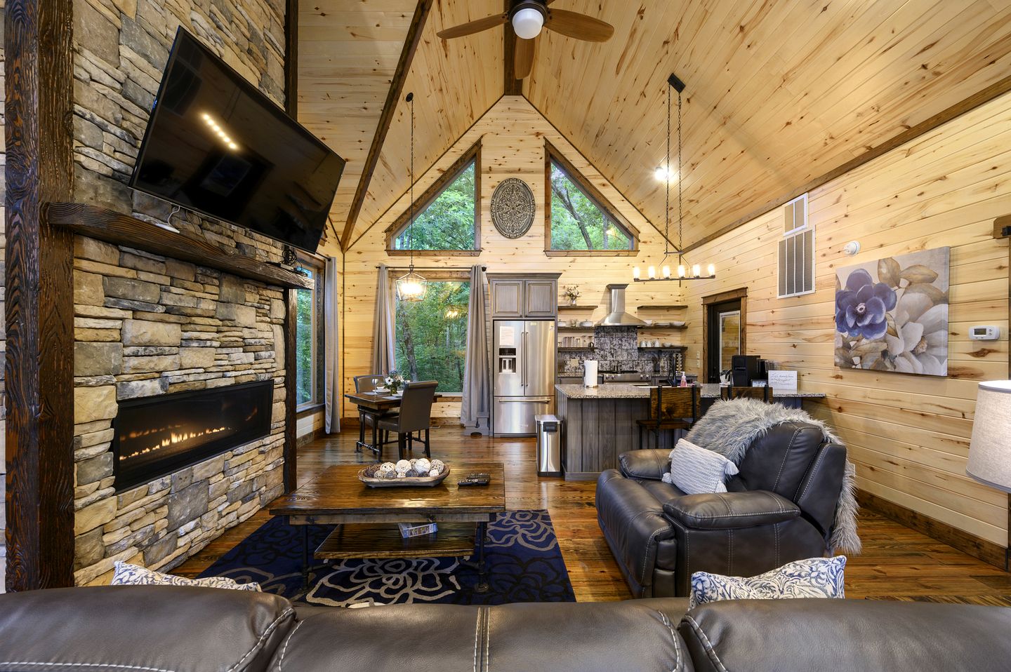 Luxury Couples Cabin with Private Hot Tub & Fireplace in Hochatown