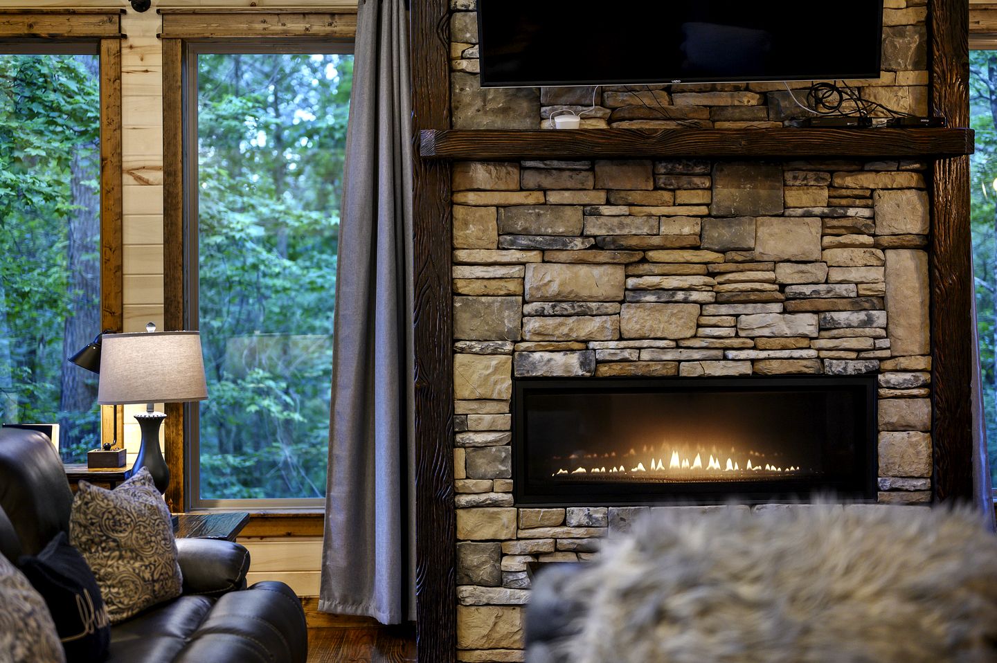 Luxury Couples Cabin with Private Hot Tub & Fireplace in Hochatown