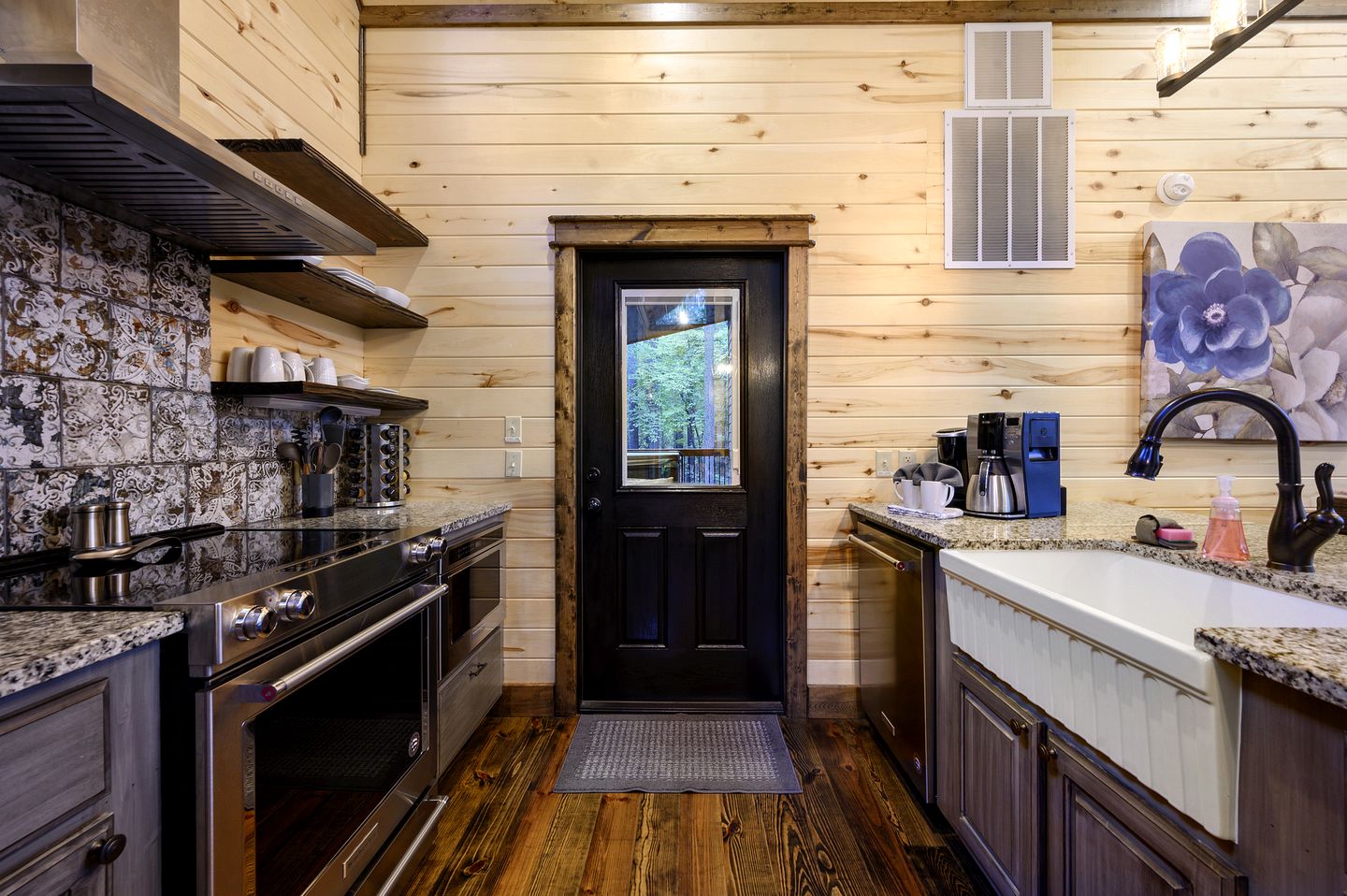 Luxury Couples Cabin with Private Hot Tub & Fireplace in Hochatown