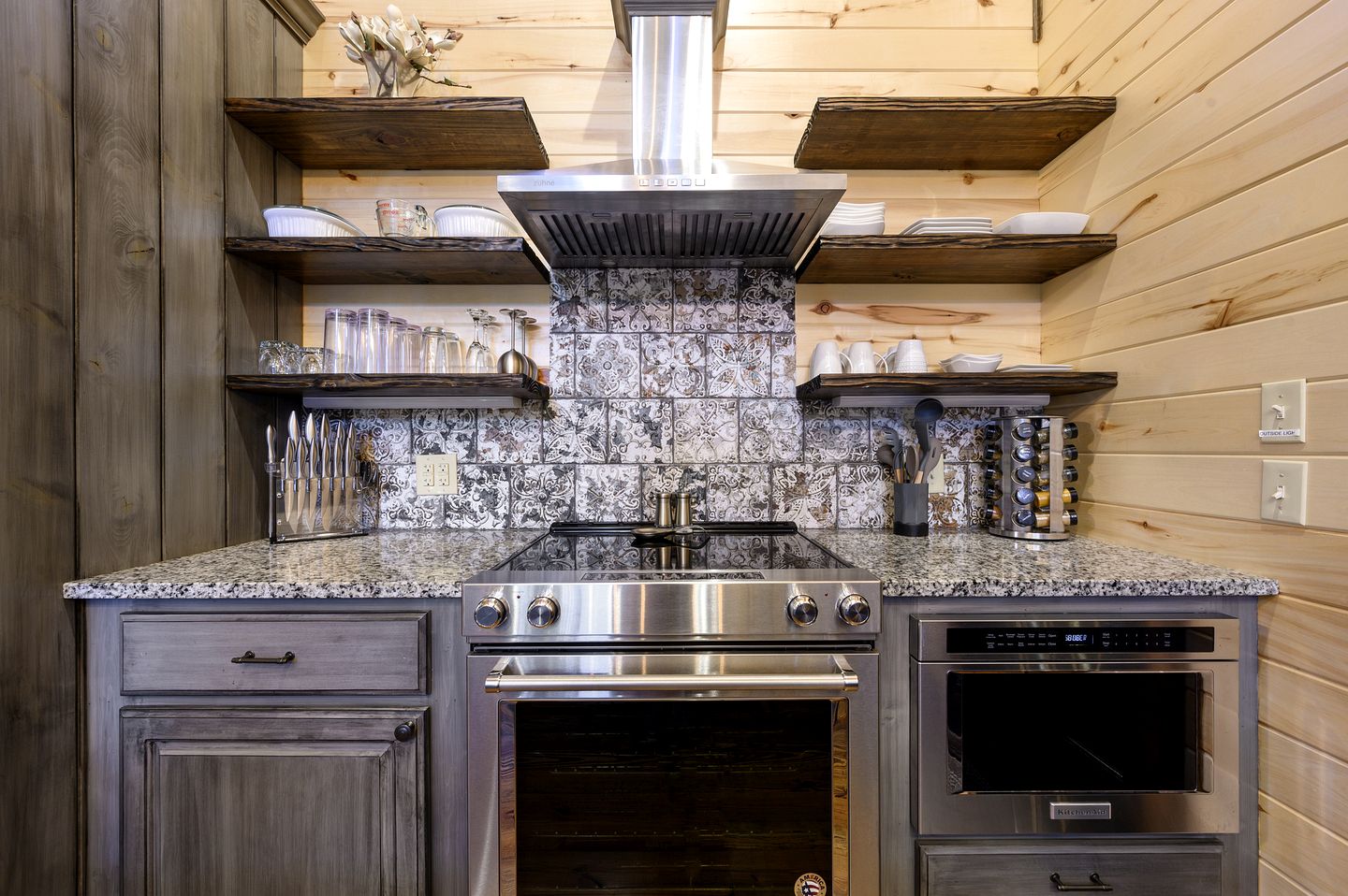 Luxury Couples Cabin with Private Hot Tub & Fireplace in Hochatown