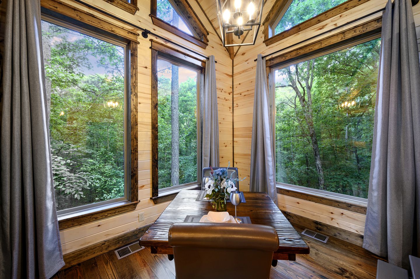 Luxury Couples Cabin with Private Hot Tub & Fireplace in Hochatown