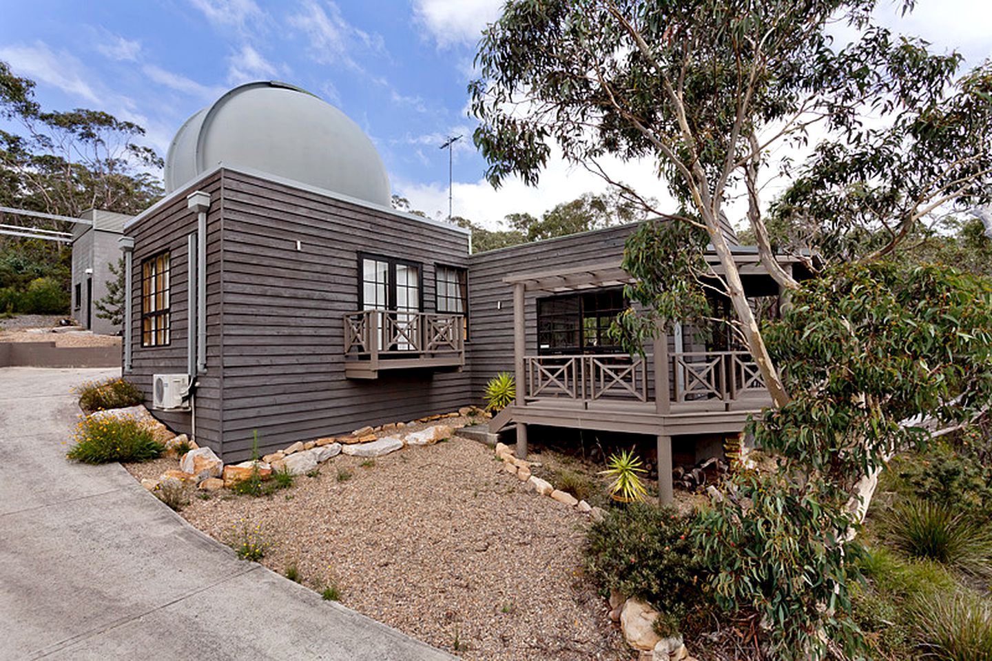 Unique and Rural Cabin Rental with Observatory in Leura, New South Wales